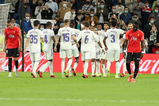 巴黎vs拜仁球迷挂出横幅：滚蛋，财阀纳赛尔！